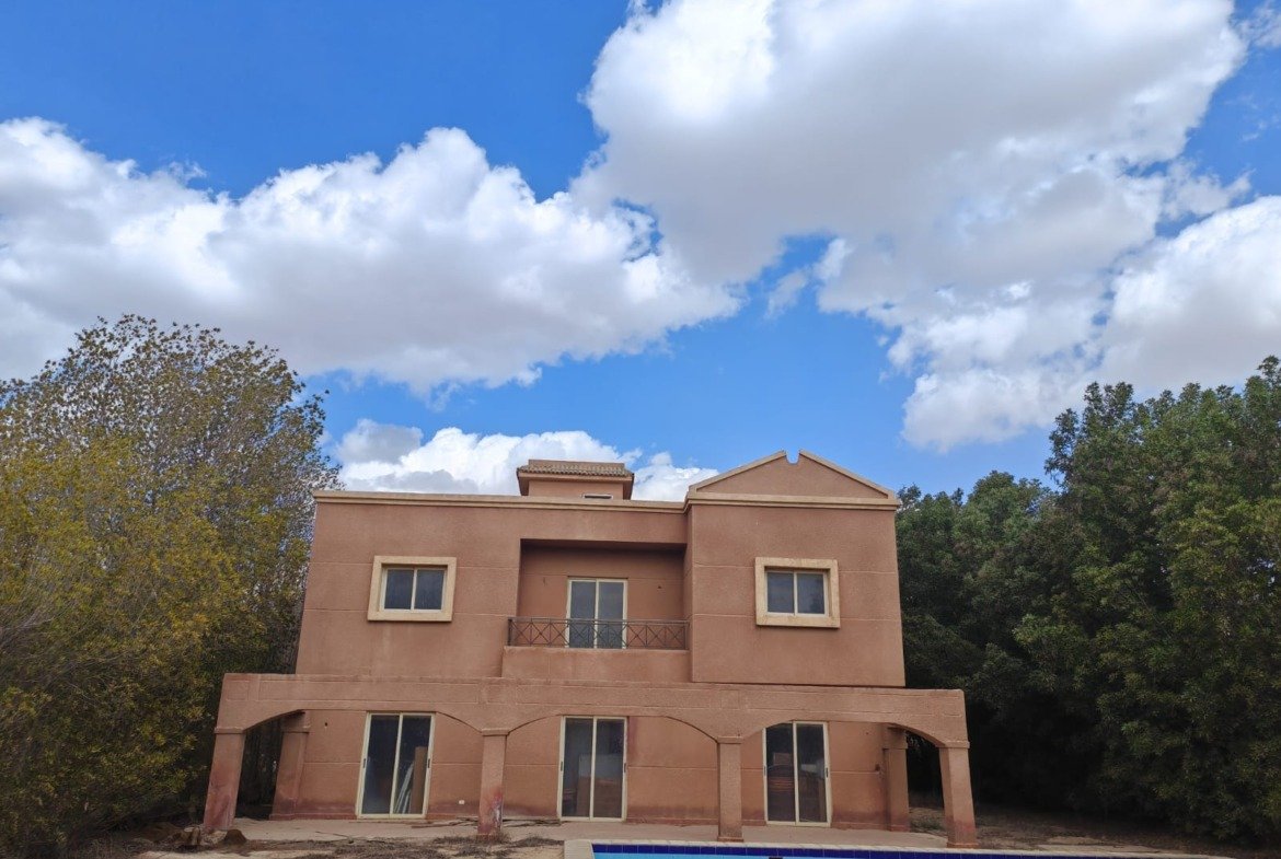 Villa facade and swimming pool, villa for sale in Golf Solimaniya, Cairo-Alex Desert Road