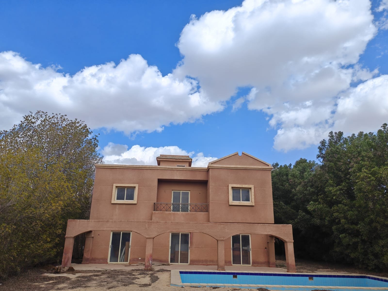 Villa facade and swimming pool, villa for sale in Golf Solimaniya, Cairo-Alex Desert Road