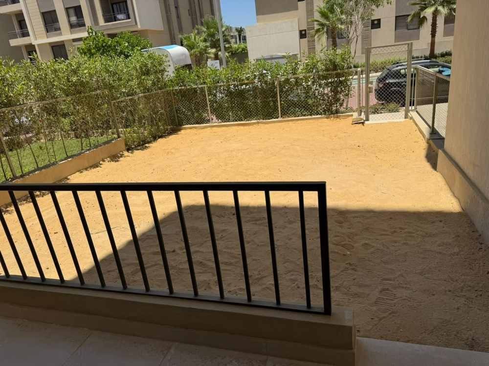 Private garden of ground floor studio for rent in Fifth Square New Cairo - شقة للبيع في فيفث سكوير التجمع الخامس القاهرة الجديدة 405-01
