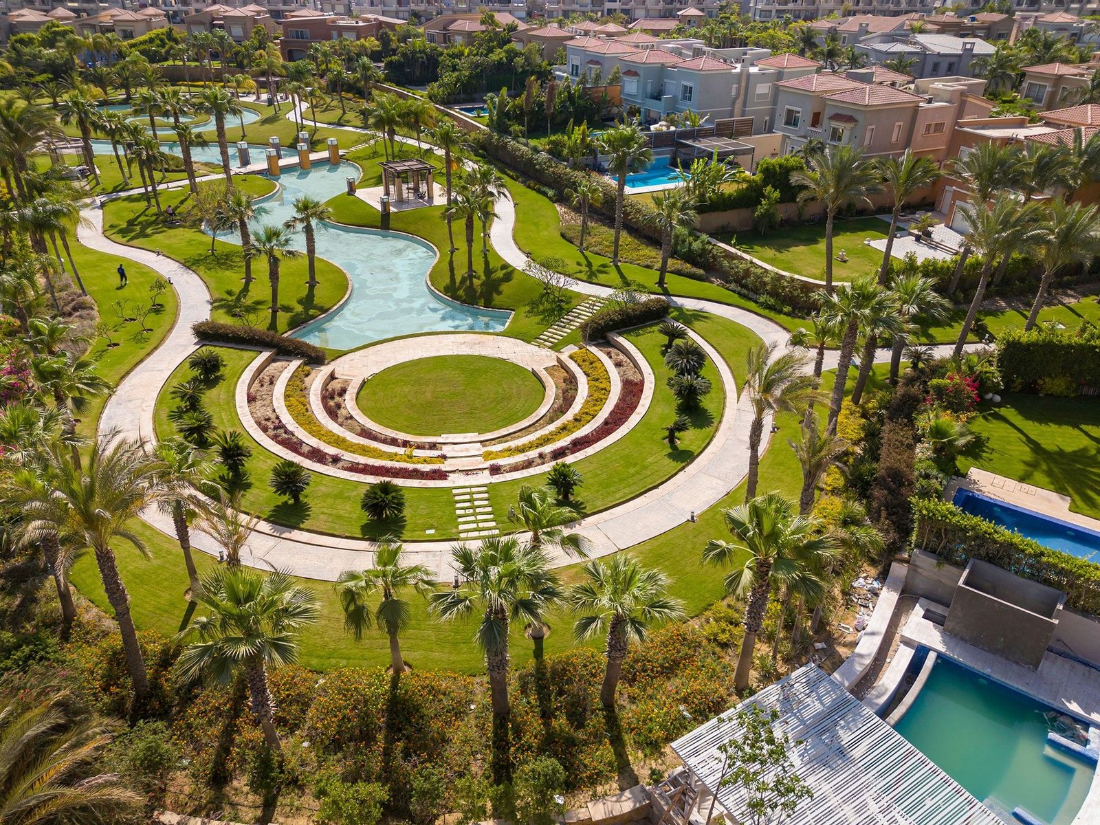 swan-lake-october-compound-_ إطلالة جوية على حدائق المنتجع مع ساحة دائرية - فيلا في سوان ليك، الجيزة