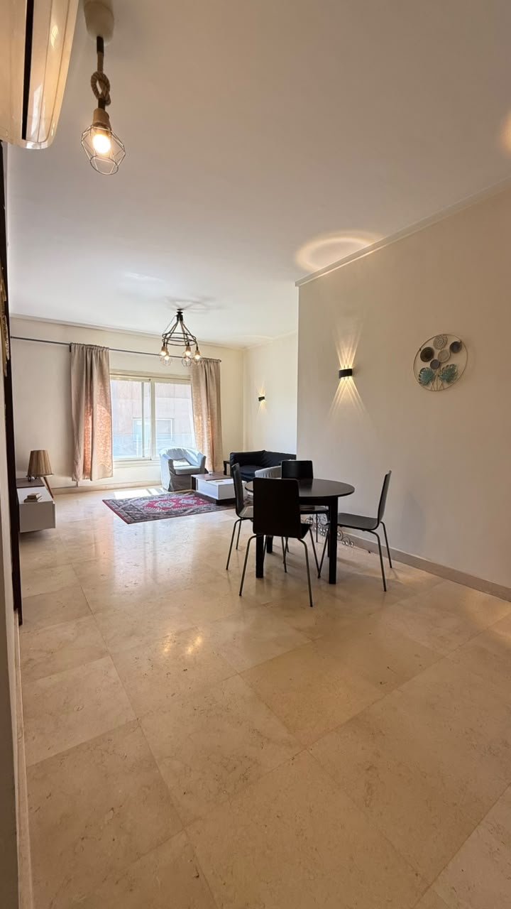 Reception – The Village 88 sqm منطقة سفرة مفتوحة بترابيزة دائرية وأرضية رخام - شقة في ذا فيلدج بالم هيلز، التجمع الخامس