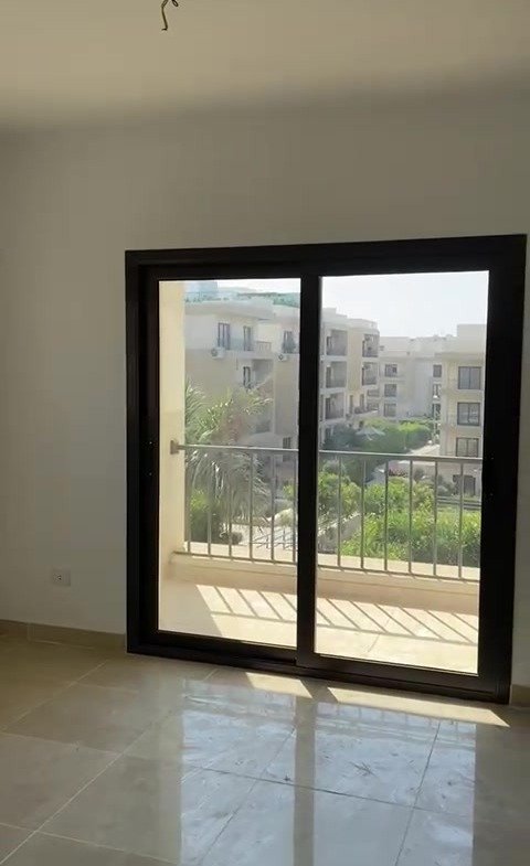 Empty room with balcony door - apartment in Fifth Square, New Cairo