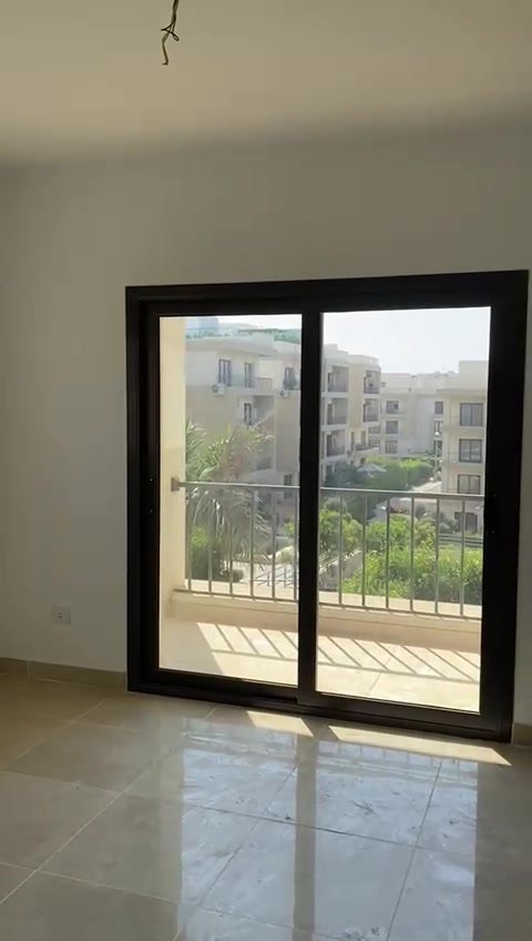 Empty room with balcony door - apartment in Fifth Square, New Cairo