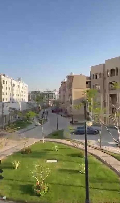 إطلالة من الشقة على حديقة خضراء وعمارات قريبة - شقة في روك فيرا التجمع الخامس، القاهرة الجديدة