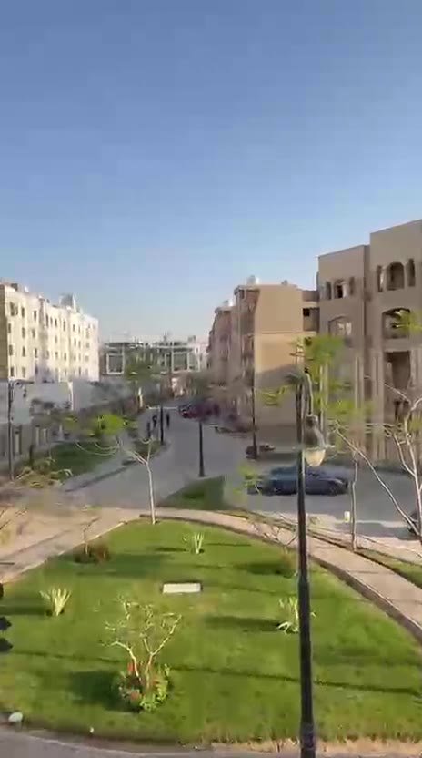 v10 إطلالة من الشقة على حديقة خضراء وعمارات قريبة - شقة في روك فيرا التجمع الخامس، القاهرة الجديدة