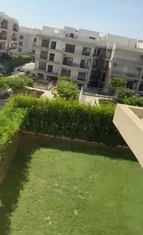 Garden lawn with hedge - apartment in Fifth Square, New Cairo
