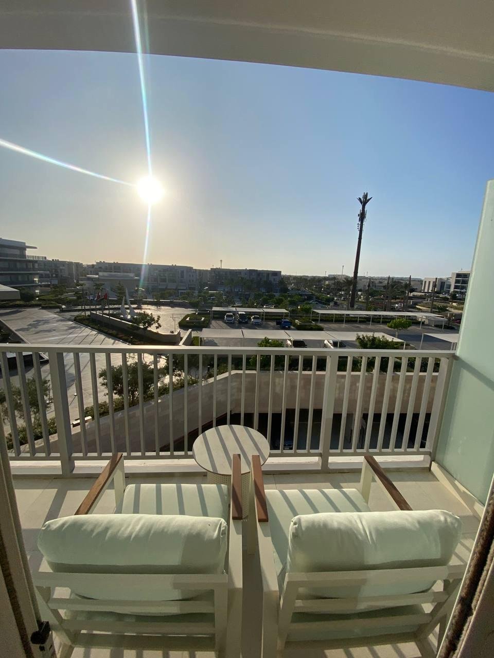 vida-marassi-WhatsApp_Image_2026-04-15_at_12.07.43_AM_1_1 بلكونة بكرسيين بوسائد وقت الغروب - شقة فندقية في فيدا مراسي، الساحل الشمالي