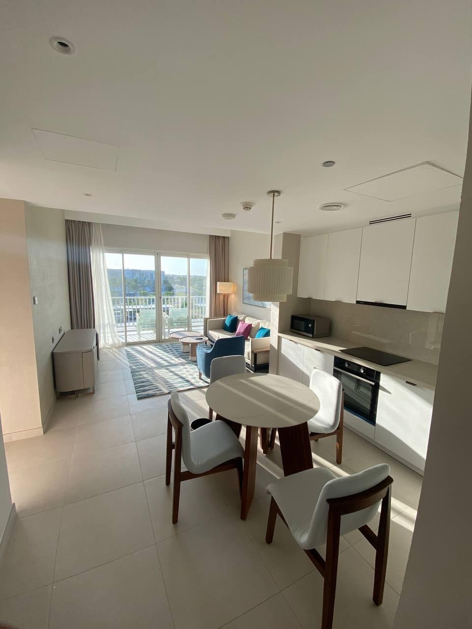 vida-marassi-WhatsApp_Image_2026-04-15_at_12.07.43_AM_2 ركن معيشة وطعام مفتوح بطاولة مستديرة - شقة فندقية في فيدا مراسي، الساحل الشمالي