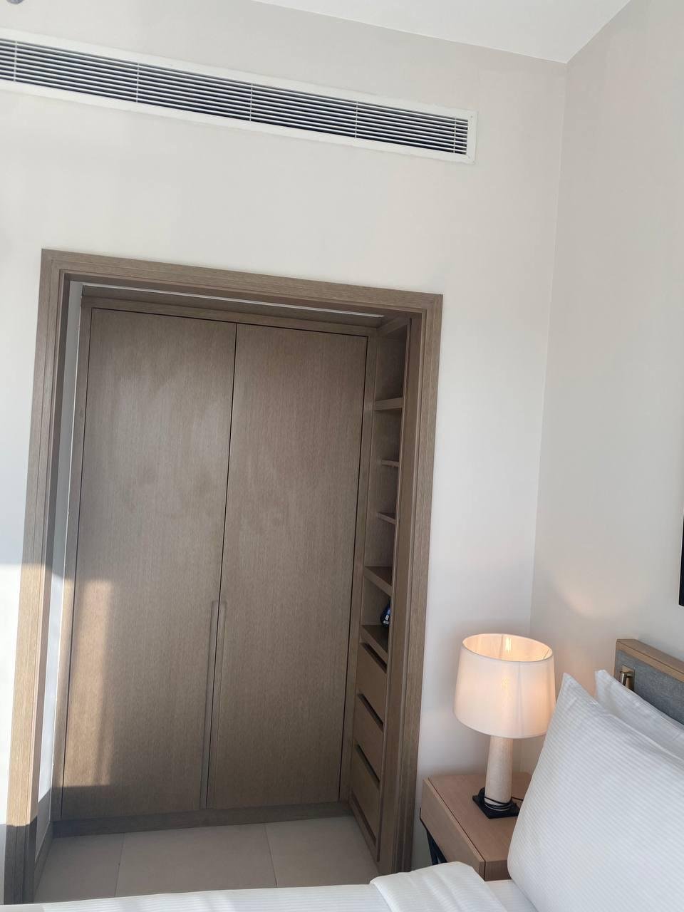 vida-marassi-WhatsApp_Image_2026-04-15_at_12.07.44_AM سرير بأباجورة ودولاب مدمج - شقة فندقية في فيدا مراسي، الساحل الشمالي