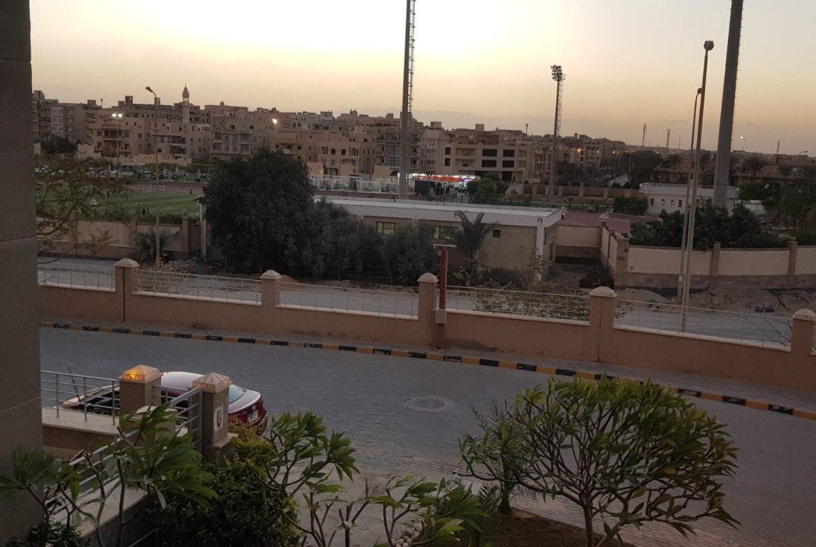 منظر وقت الغروب لملعب وطريق من البلكونة - ستوديو في فيليدج جيت التجمع الخامس – الترا سوبر لوكس 88 متر، القاهرة الجديدة