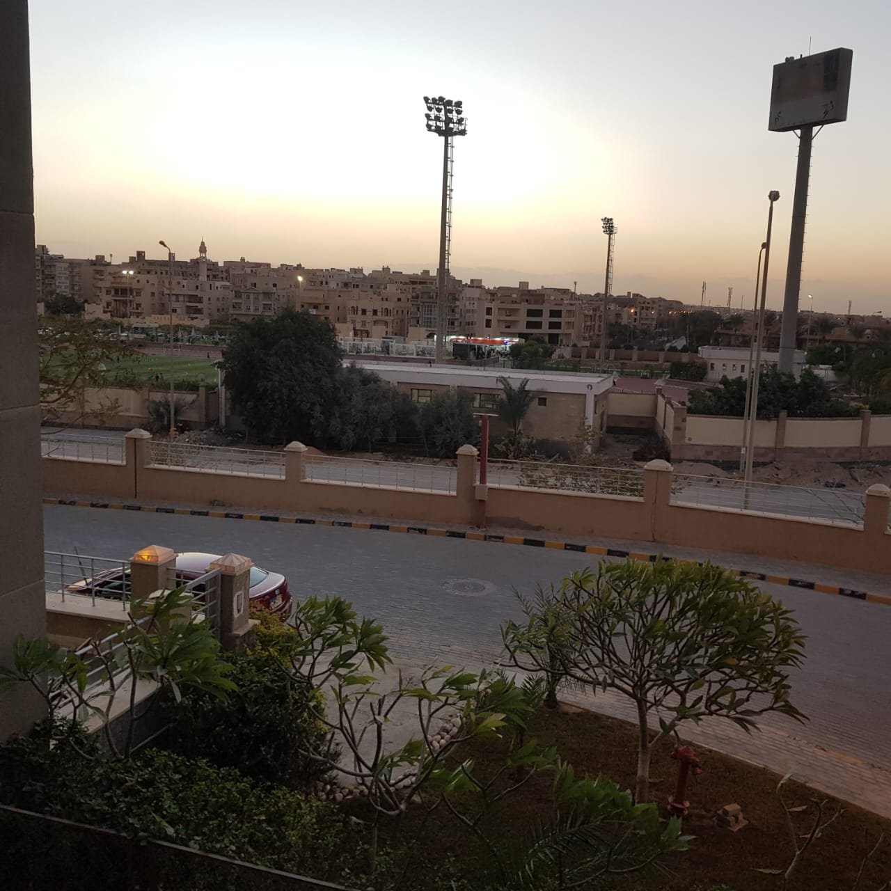 منظر وقت الغروب لملعب وطريق من البلكونة - ستوديو في فيليدج جيت التجمع الخامس – الترا سوبر لوكس 88 متر، القاهرة الجديدة