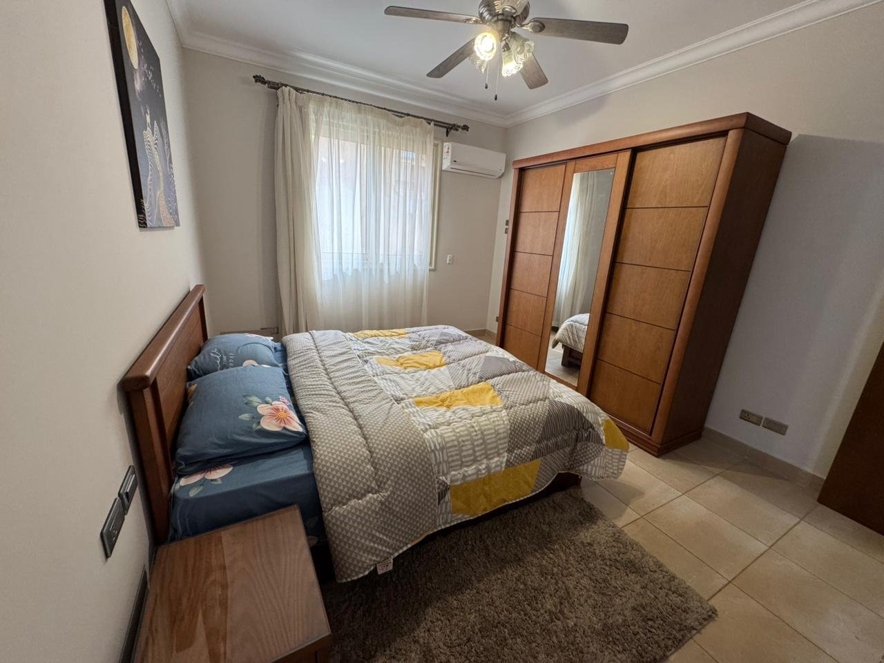 Bedroom with a sliding wardrobe and a double bed - apartment in El Yasmeen 4, New Cairo